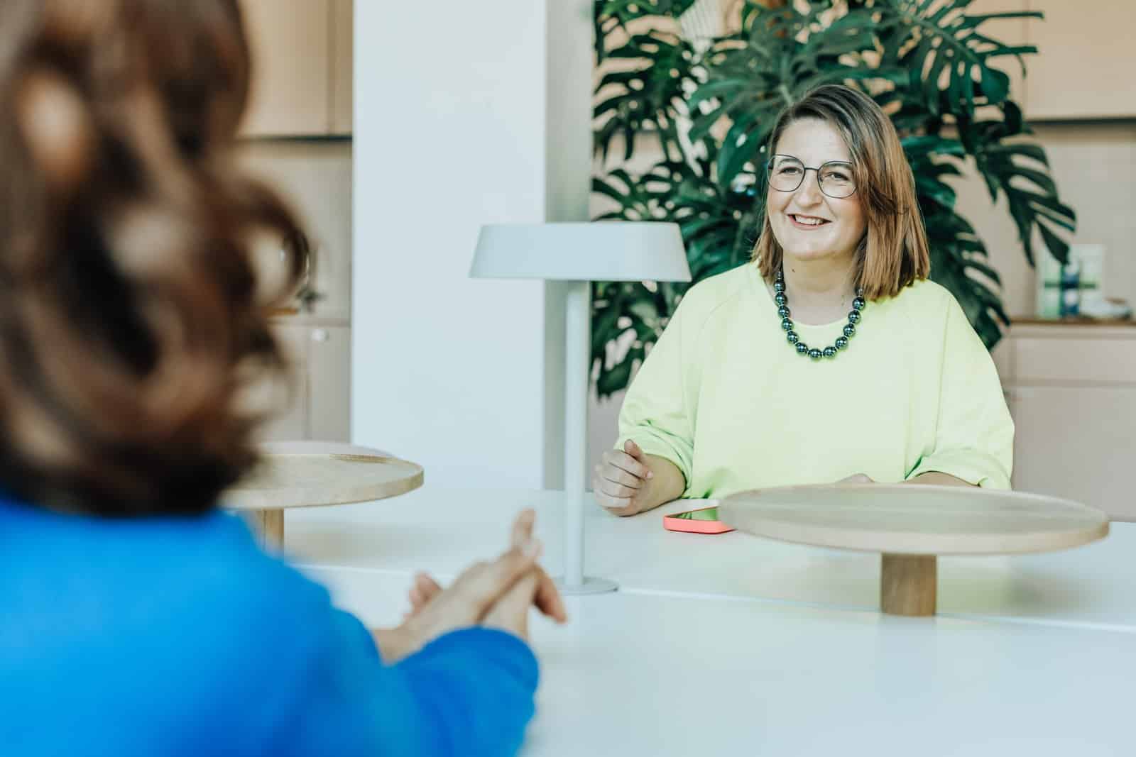 Bilder, Bildrechte und Presse 7 Birgit Heindel im Beratungsgespräch